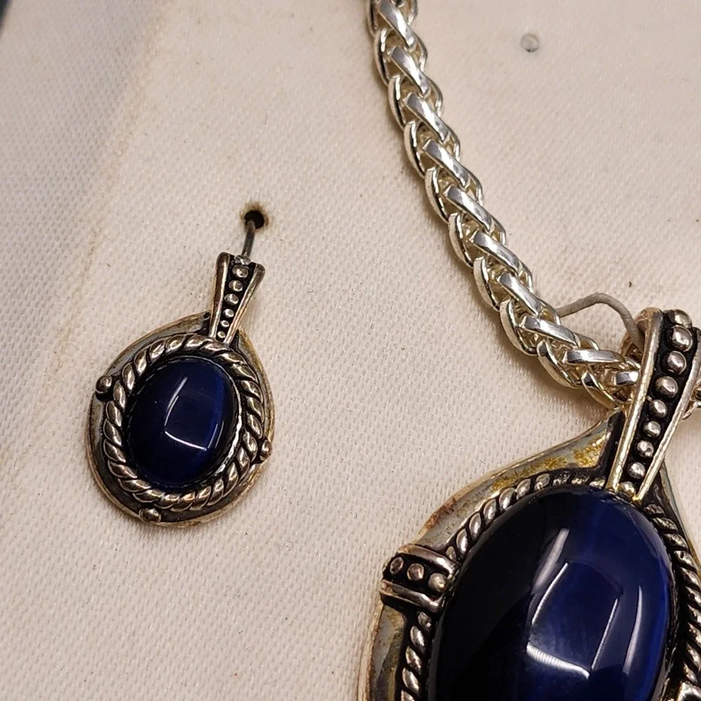 Kenneth Cole Cat Eye Glass Pendant Necklace Earrings Set Silver Tone Rope Detail